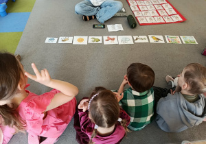 Dzieci pokazują znaki migowe.