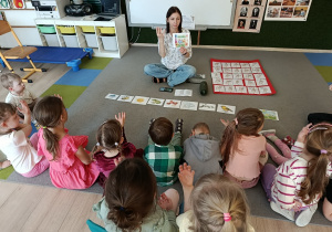 Dzieci pokazują znaki migowe.