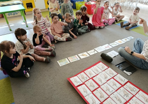 Dzieci uczestniczą w zajęciach języka migowego.