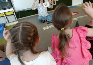 Dzieci pokazują znaki migowe.