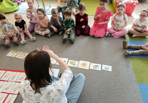 Dzieci pokazują znaki migowe.