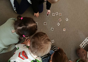 Dzieci rozwiązują zadanie.