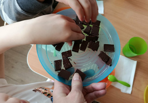 Dzieci rozwiązują zadanie.