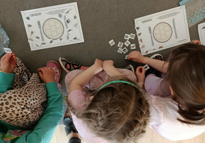 Dzieci rozwiązują zadanie.