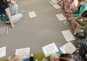 Dzieci rozwiązują zadanie.