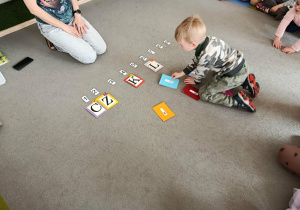 Dziecko szuka litery.