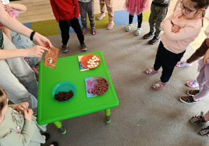 Nauczycielka pokazuje czekoladę.