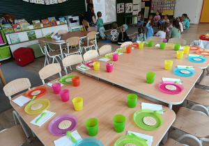 Dzieci słuchają opowiadania.