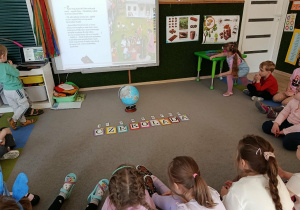 Dzieci słuchają opowiadania.