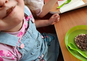 Dziecko spożywa czekoladę.