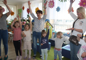 Rodzice tańczą wspólnie z dziećmi.