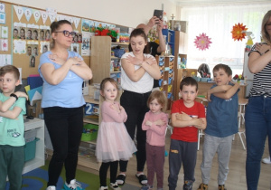 Rodzice tańczą wspólnie z dziećmi.