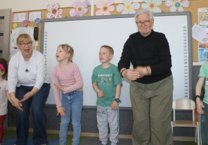 Rodzice tańczą wspólnie z dziećmi.