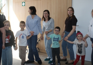 Rodzice tańczą wspólnie z dziećmi.