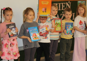 Grupa 1 recytuje wiersz.