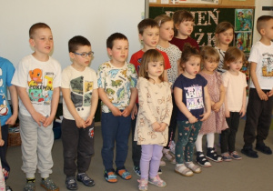 Grupa 2 recytuje wiersz.