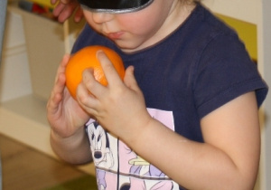 Dziecko odgaduje przedmiot po dotyku i węchu.