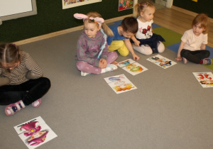 Dzieci uczestniczą w konkursie - składanie puzzli.
