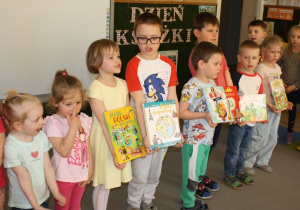 Dzieci z grupy 3 recytują wiersz.