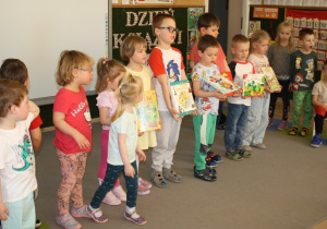 Dzieci z grupy 3 recytują wiersz.