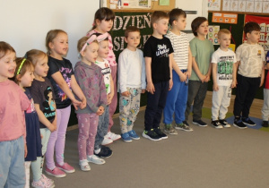 Dzieci z grupy 5 recytują wiersz.