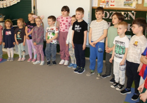 Dzieci z grupy 5 recytują wiersz.