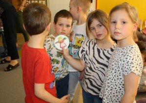Dzieci biorą udział w konkursie - puzzle.