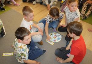 Dzieci biorą udział w konkursie - puzzle.