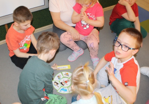 Dzieci biorą udział w konkursie - puzzle.
