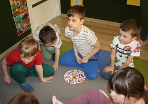 Dzieci biorą udział w konkursie - puzzle.