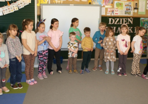 Dzieci z grupy 4 śpiewają piosenkę.