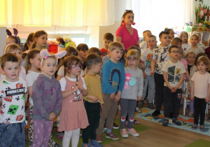 Dzieci uczą się podsumowującego wiersza