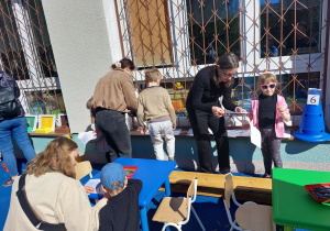 Dzieci z rodzicami rozwiązują zadania.