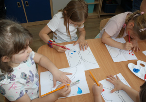 Malowanie motyli.