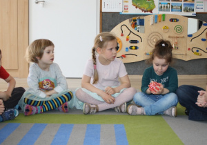 Rozmowa z dziećmi z użyciem magicznej piłeczki.