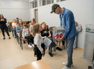 Wręczanie nagród dzieciom