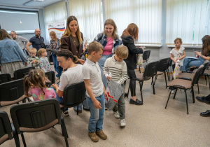 Dzieci i rodzice wychodzą z sali.