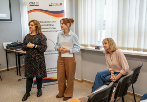 Organizatorki konkursu słuchają wypowiedzi dziennikarza.