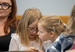Dziewczynki rozmawiają.
