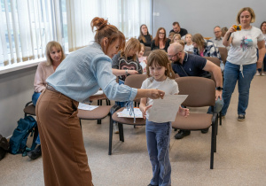 Dziecko odbiera dyplom.