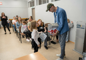 Pan Krystian Hanke wręcza nagrody.