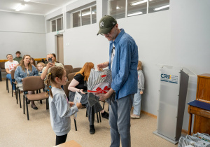 Pan Krystian Hanke wręcza nagrody.