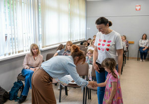 Dziecko odbiera dyplom.