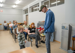 Pan Krystian Hanke wręcza nagrody.