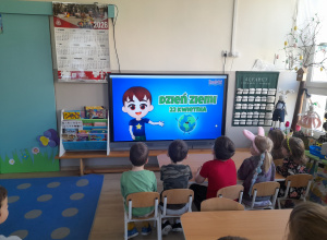 Dzieci oglądają film edukacyjny