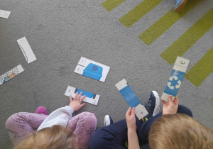 Dzieci układają puzzle.
