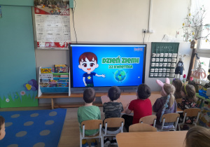 Dzieci oglądają film edukacyjny.
