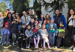 Zdjęcie dzieci i rodziców.