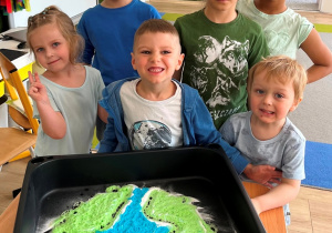 Dzieci prezentuja sensoryczny obraz ziemi.
