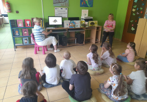 Dzieci oglądają prezentację o żółwiach.